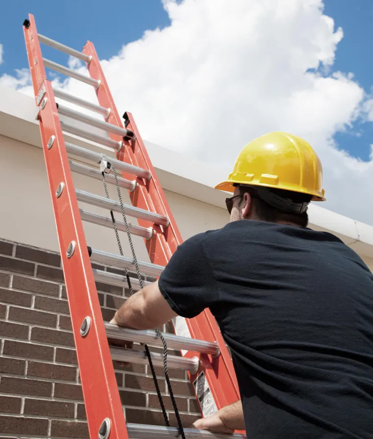 Homme qui monte une échelle