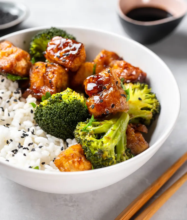 Bol de riz, tofu et brocoli