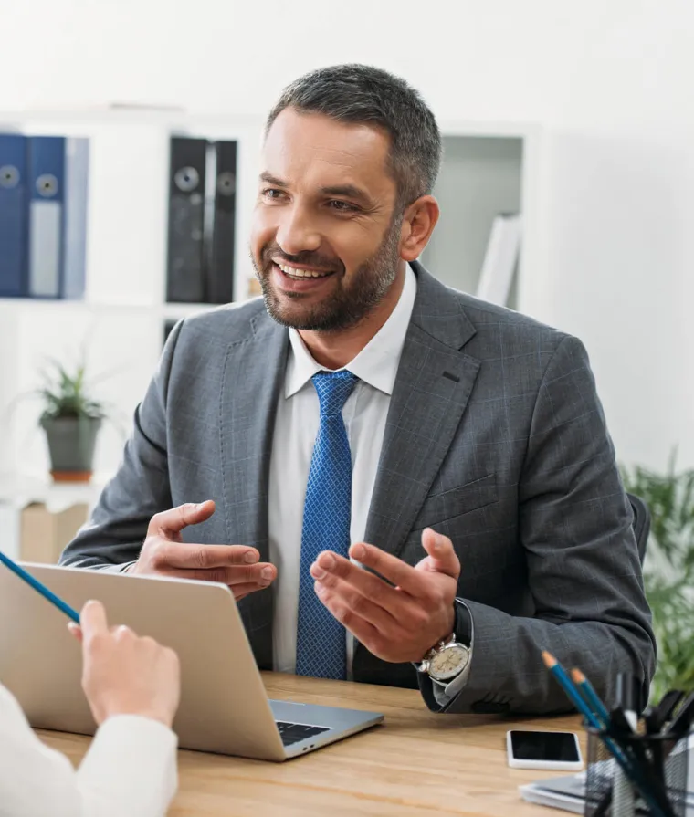 Homme à l'ordinateur