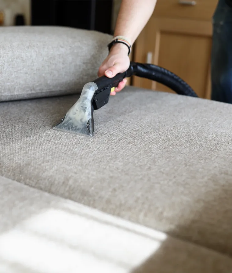 Personne qui lave un coussin de divan