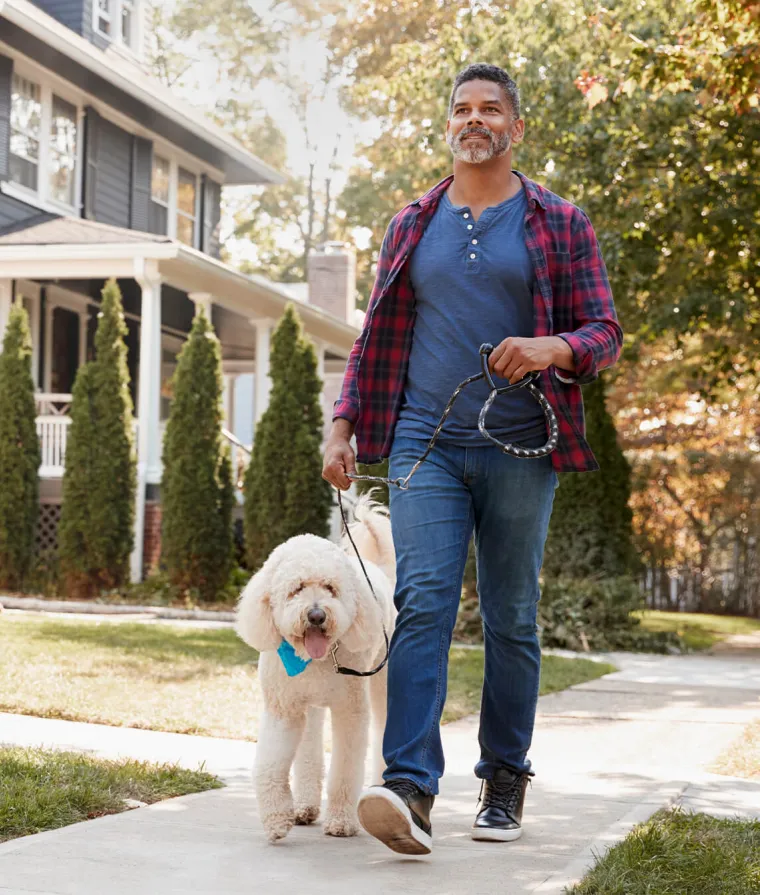 Homme qui promène son chien