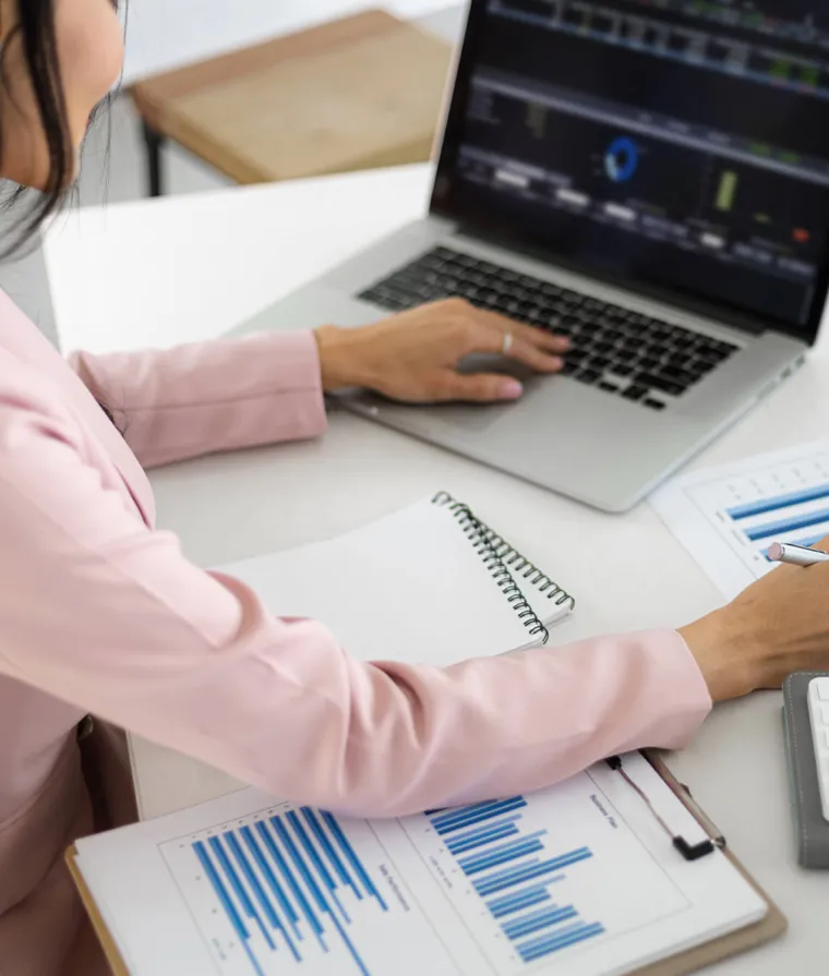 Une femme travaille sur son ordi