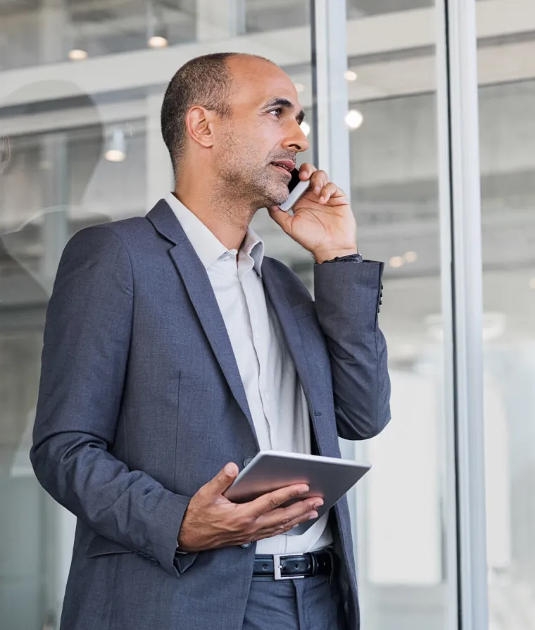 Un homme d'affaires parle au cellulaire