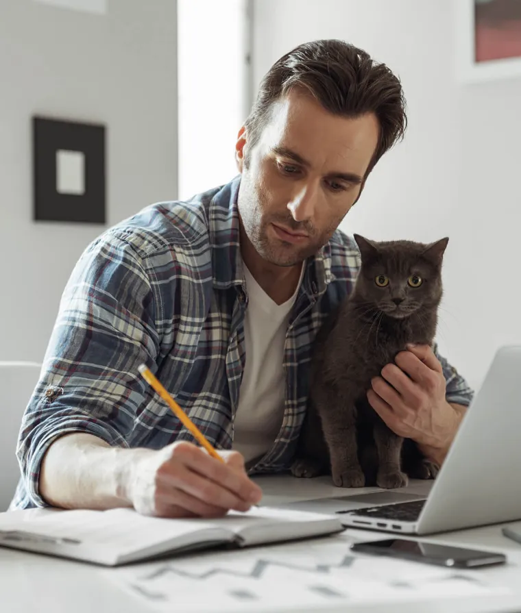 Un homme écrit dans un cahier de notes