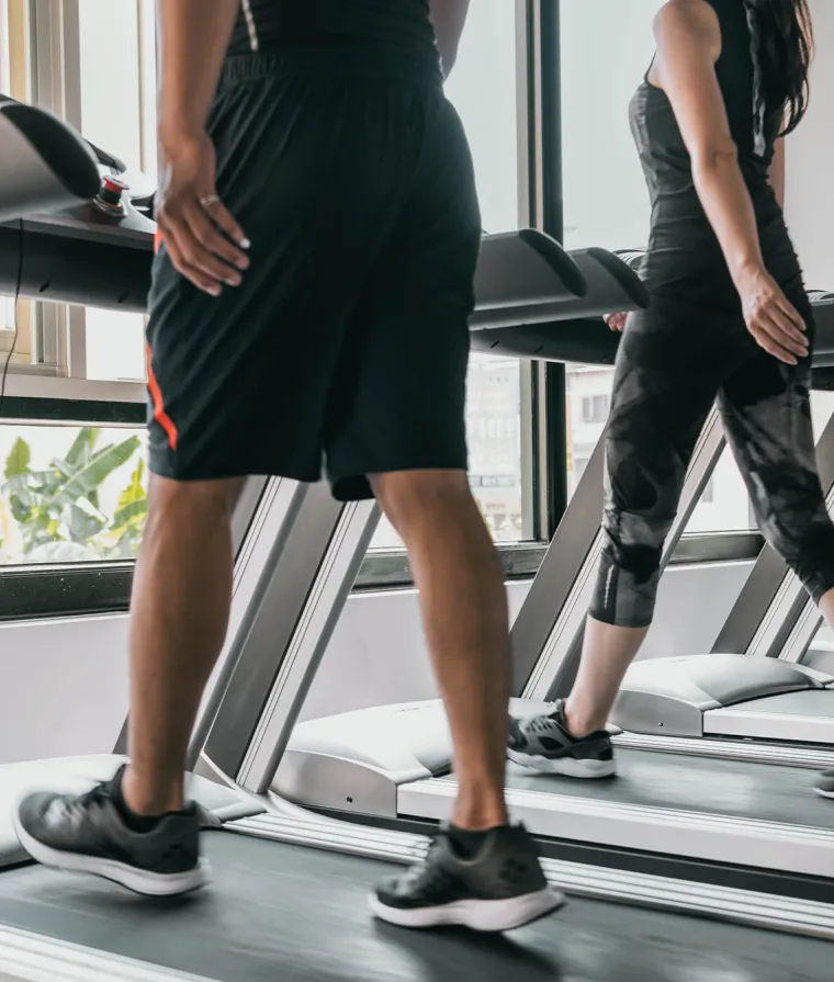 Deux personnes marchent sur un tapis roulant