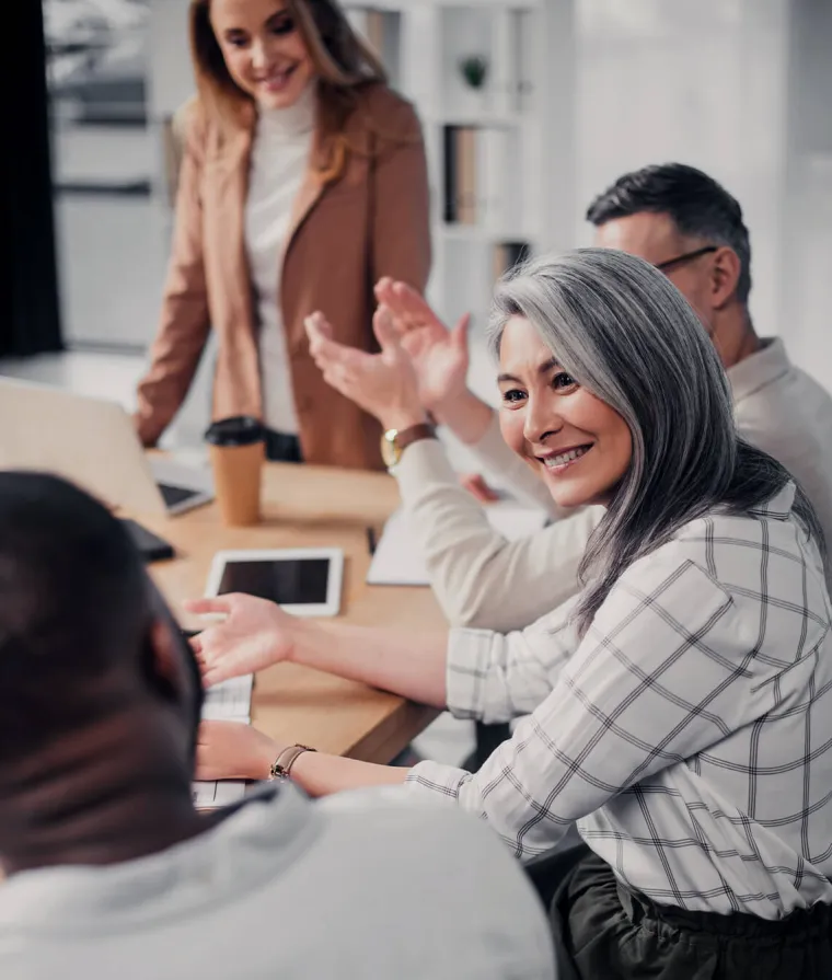 Un groupe de personnes discutent autour d'une table de conférence