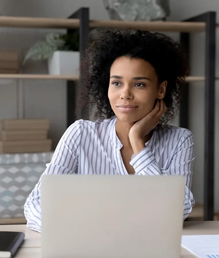 Une employée rêvasse devant son ordinateur