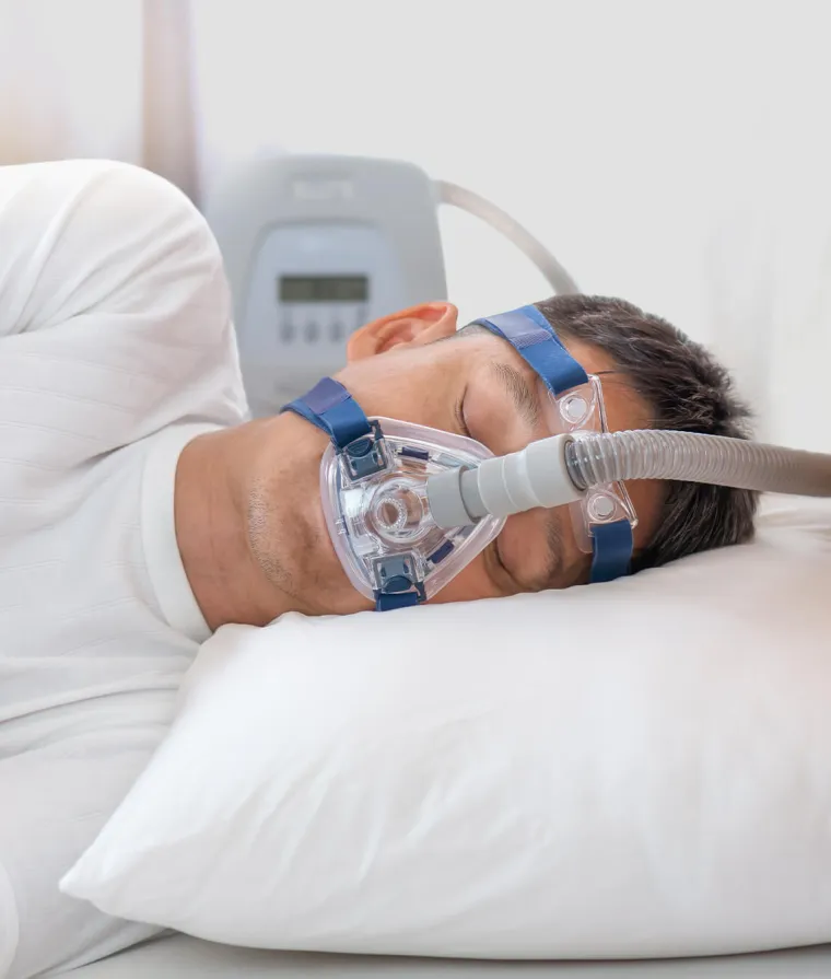 Un homme dort avec un masque respiratoire