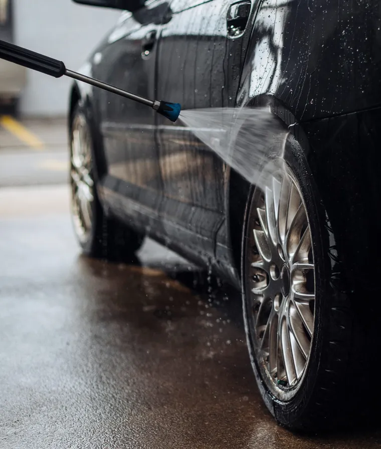 Une voiture se fait laver