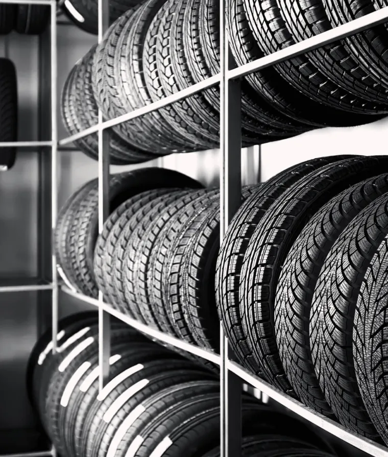 Des pneus entreposés sur des étagères