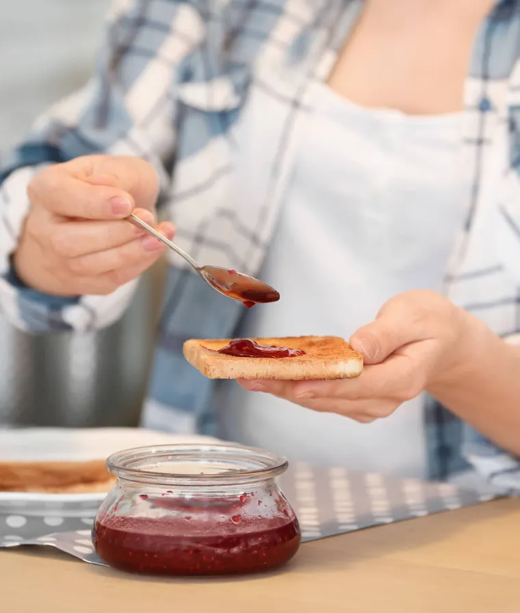 Une personne se fait à déjeuner