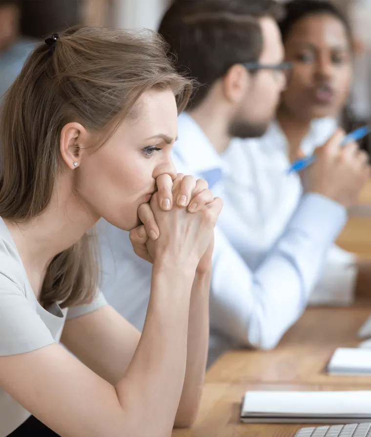 Une femme est dans la lune pendant une réunion de travail