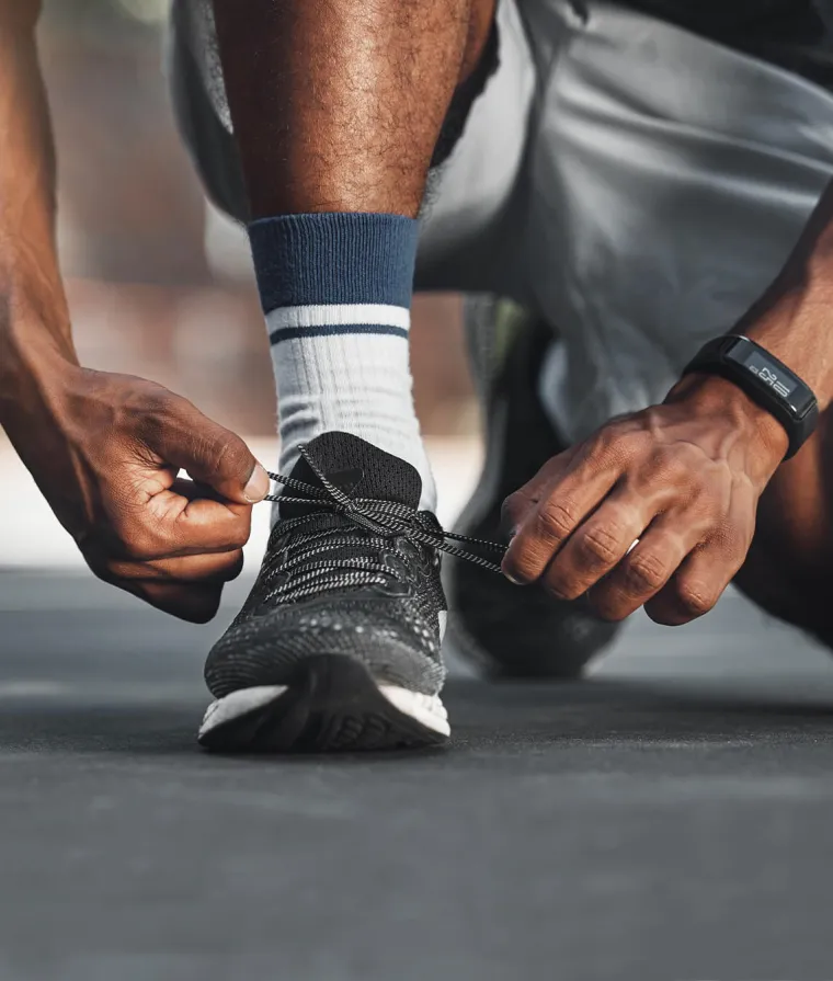 Quelqu'un attache son soulier de sport