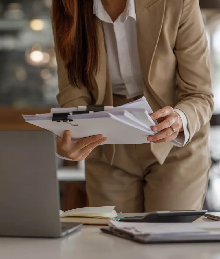Une employée travaille sur des documents