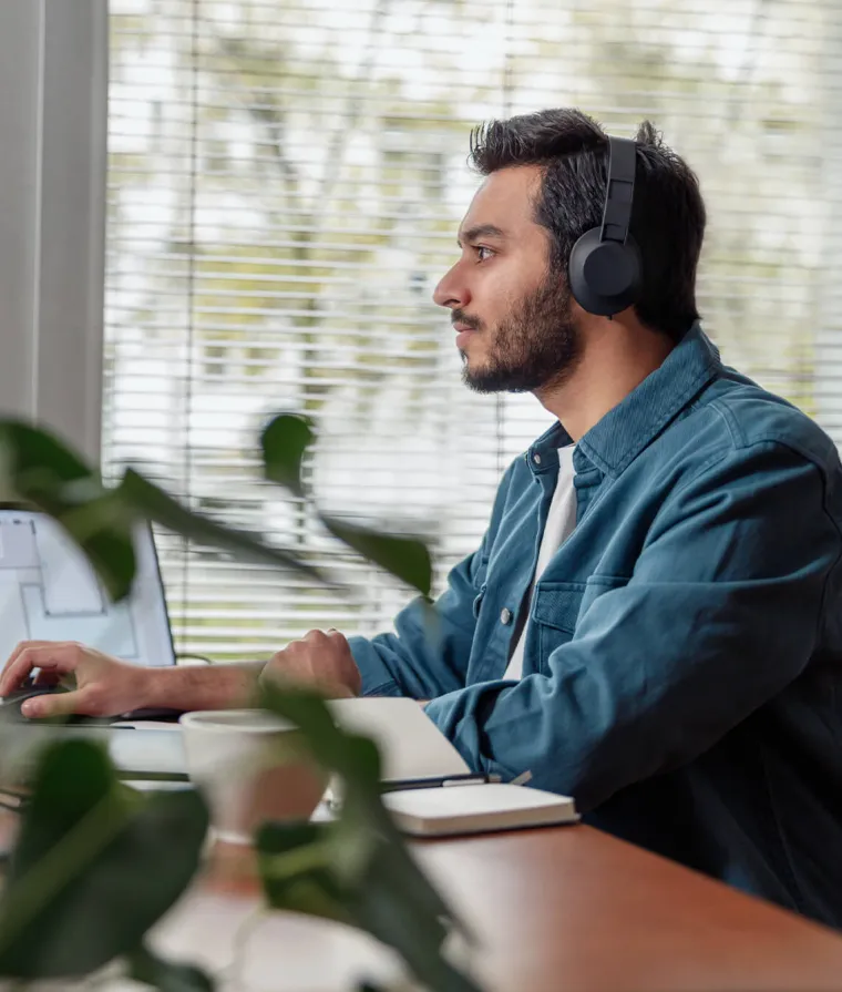 Un employé travaille de la maison
