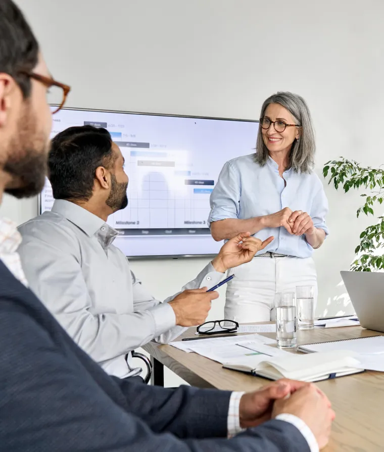 Des collègues discutent dans une salle de réunion