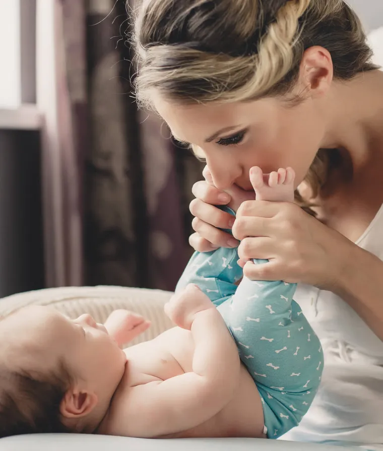 Une maman embrasse son bébé