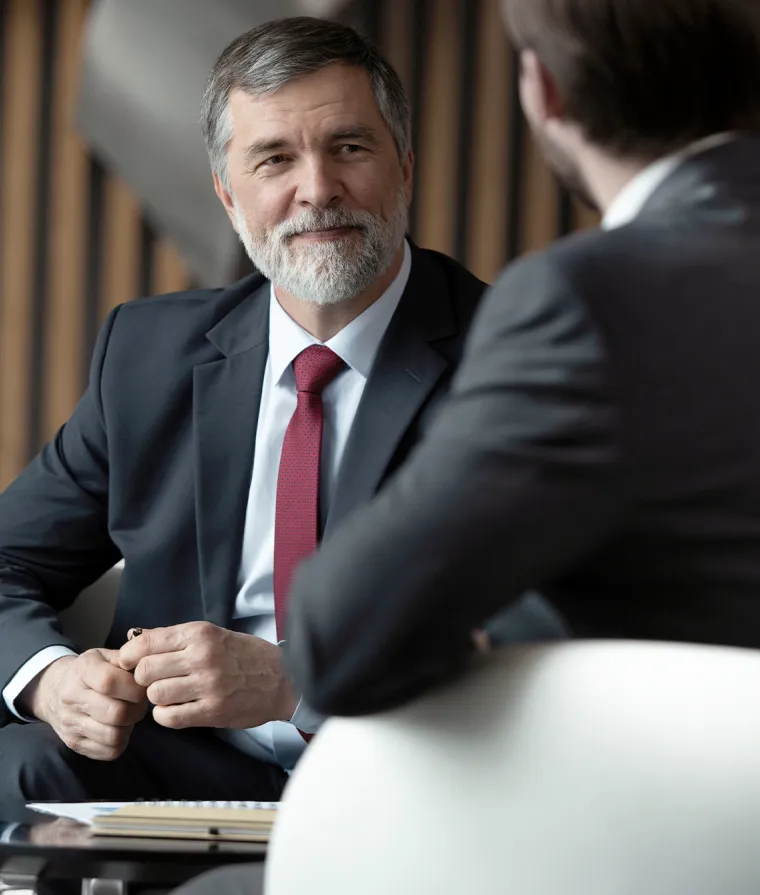 Deux hommes d'affaires discutent ensemble