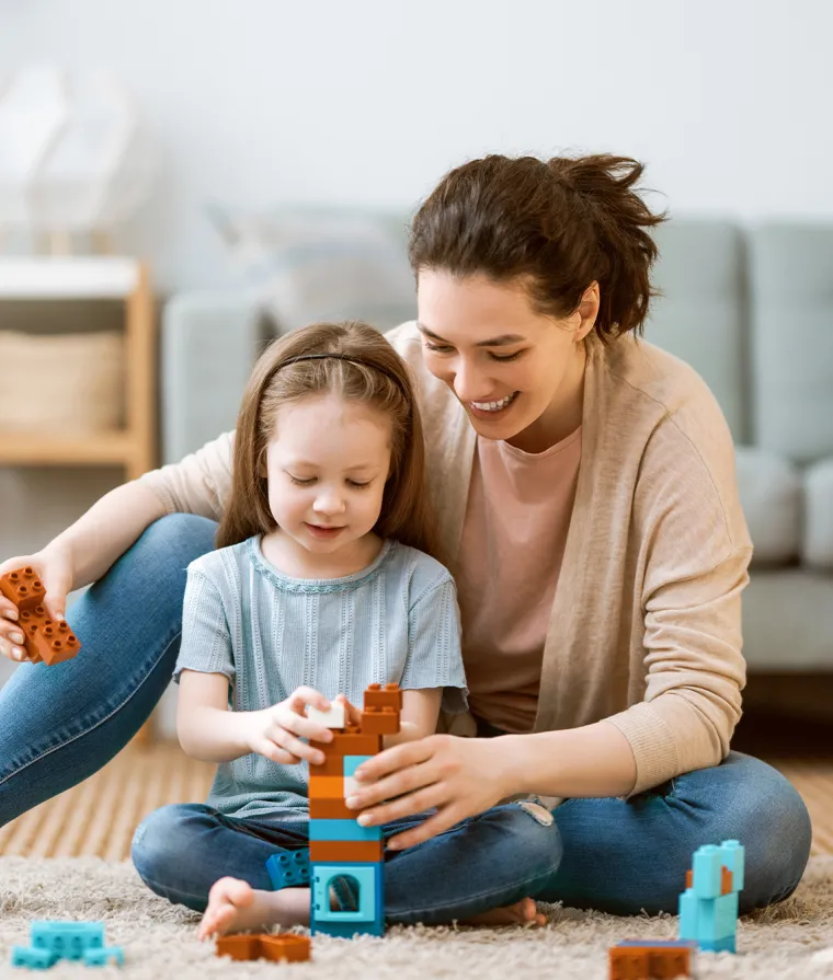 Une mère joue avec sa fille