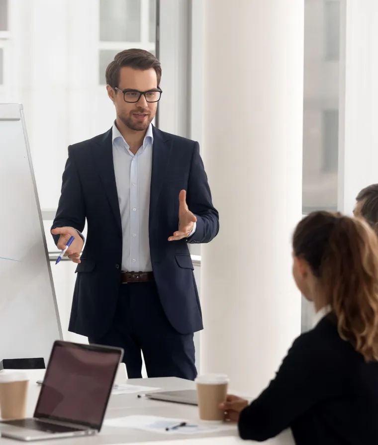 Un homme fait une présentation à des collègues