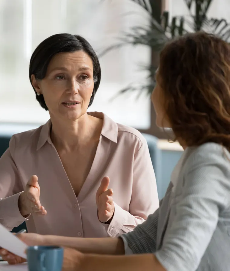 Deux femmes discutent ensemble
