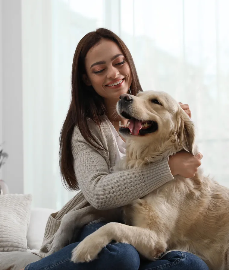 Une femme caresse un chien