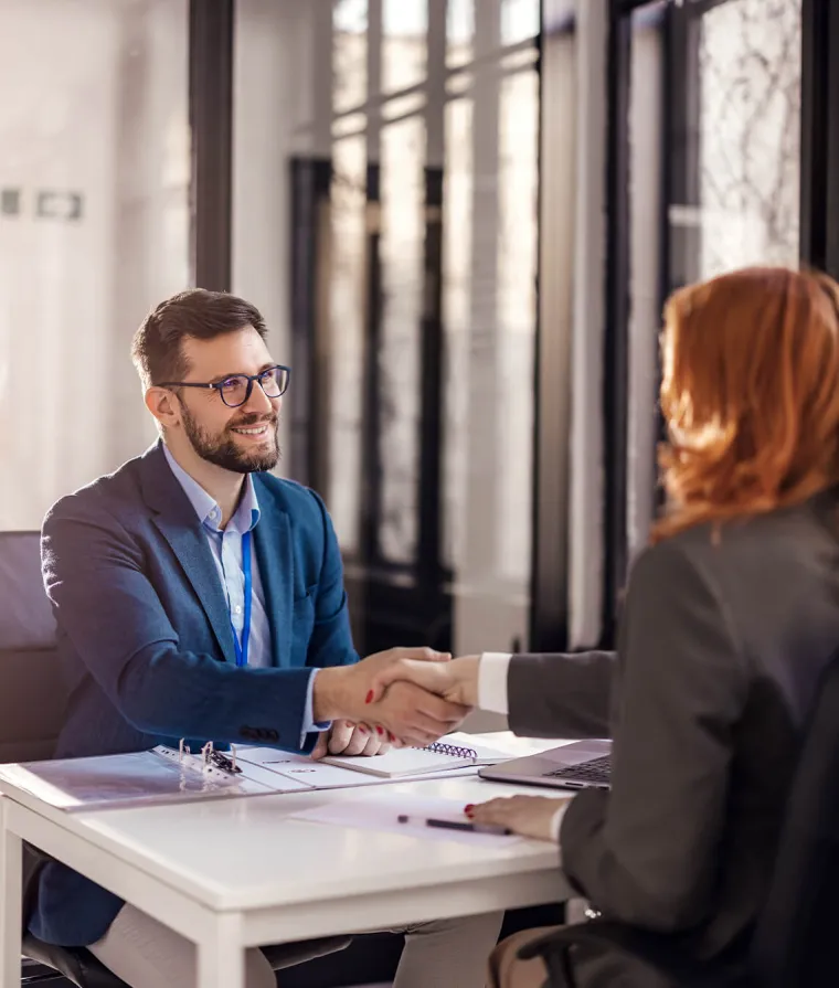 Un homme d'affaires serre la main d'une femme