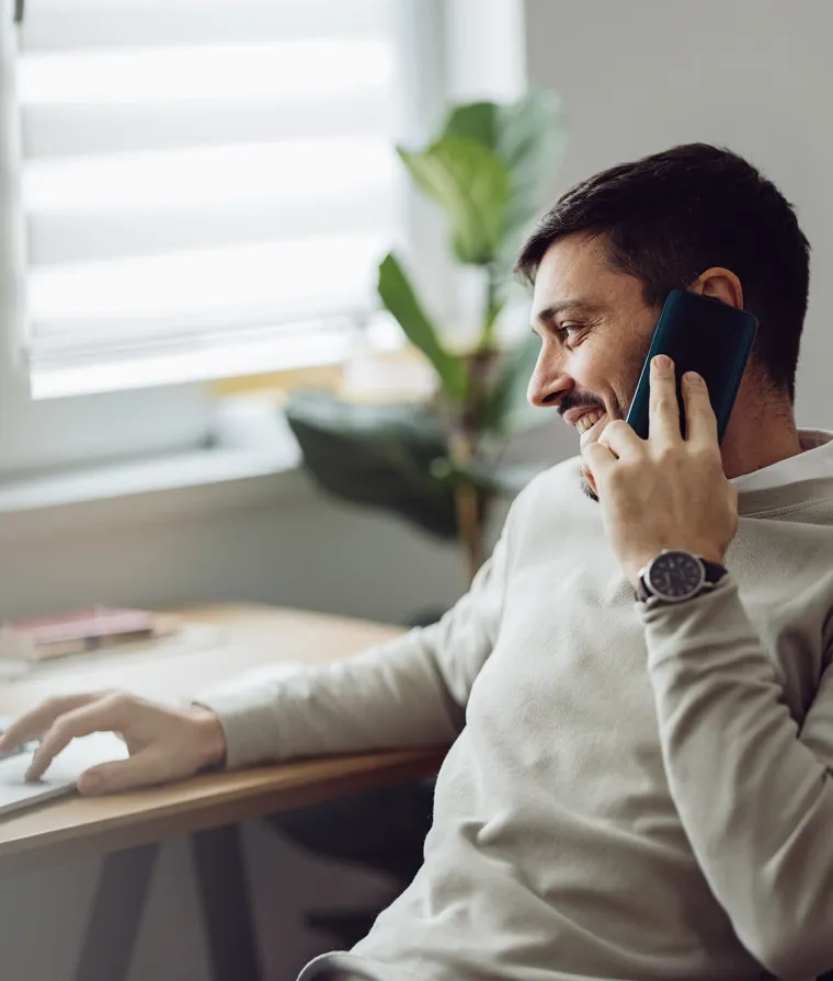 Homme au téléphone