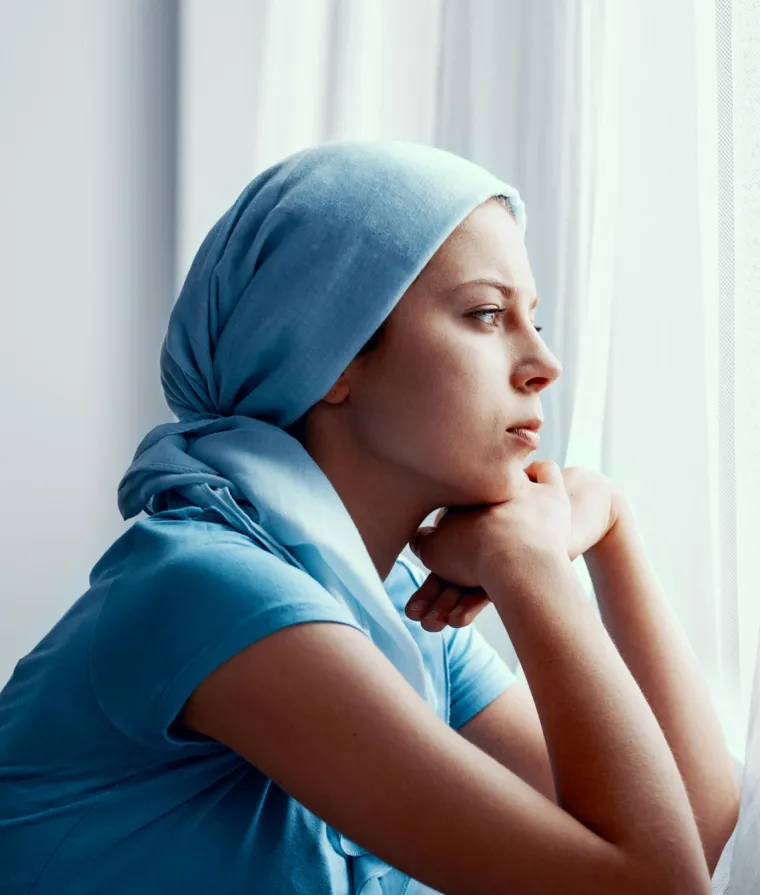 Une jeune femme portant un foulard sur la tête