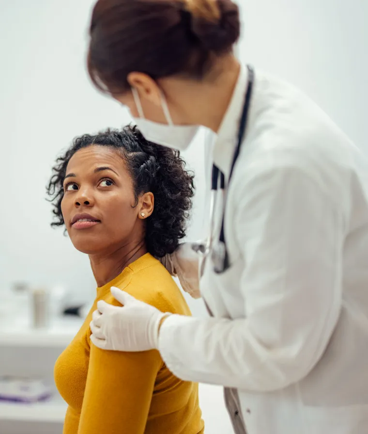 Un médecin osculte un client