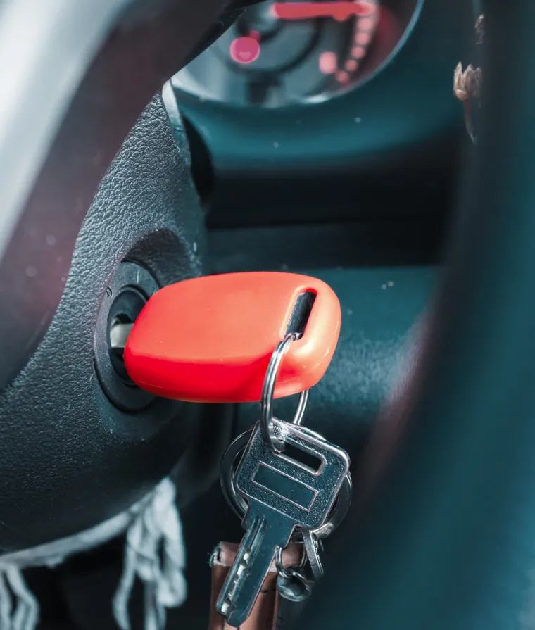 Une clé de voiture dans le contact