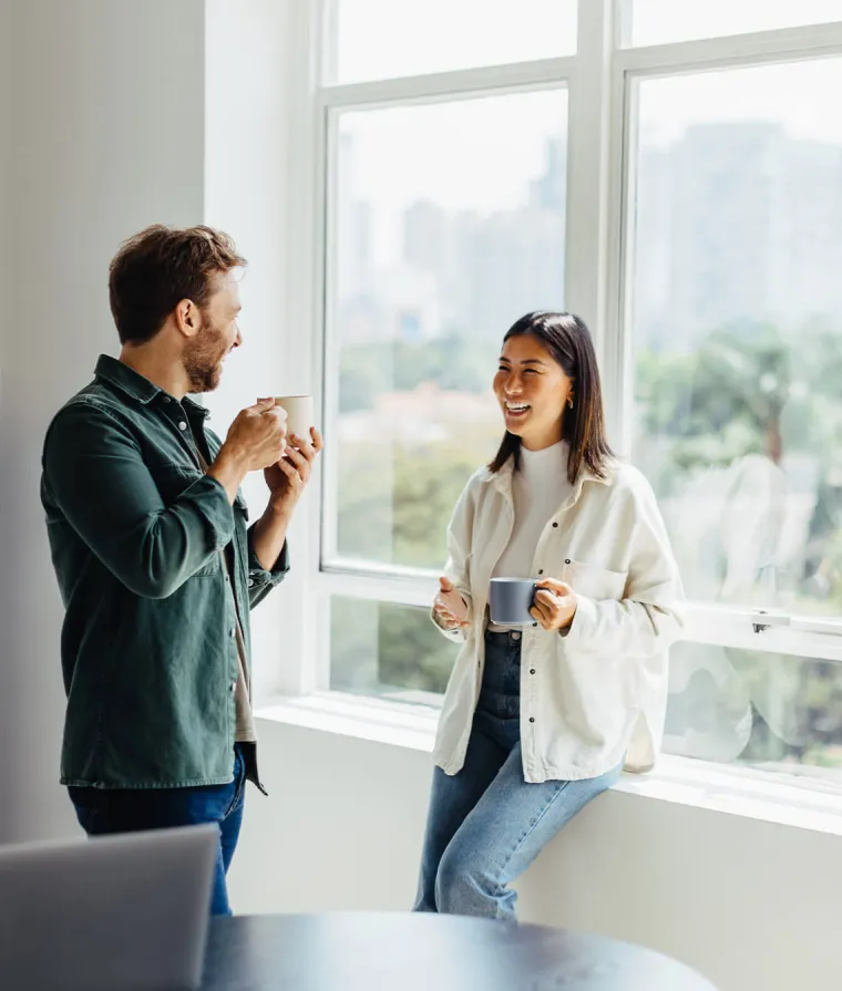 Deux collègues prennent une pause-café ensemble