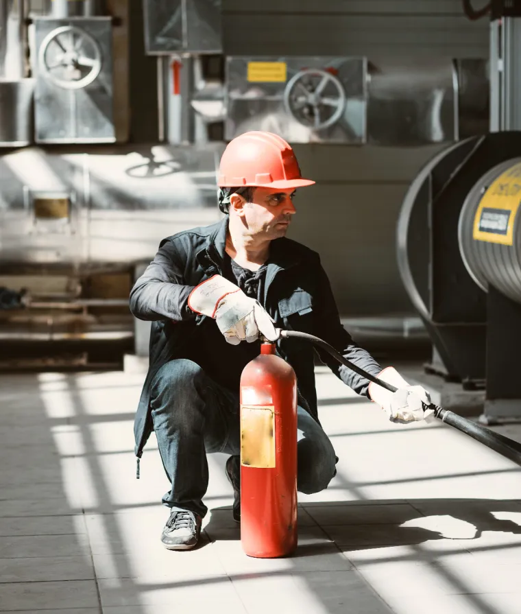 Un employé avec un extincteur