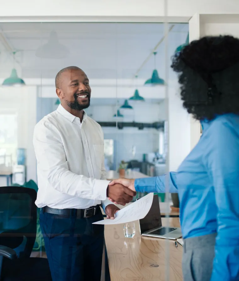 Un employeur et un employé se serrent la main