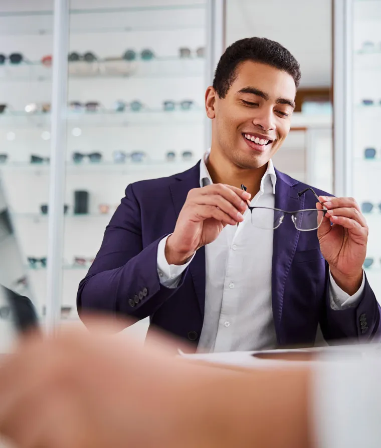 Une personne magasine des lunettes de vue