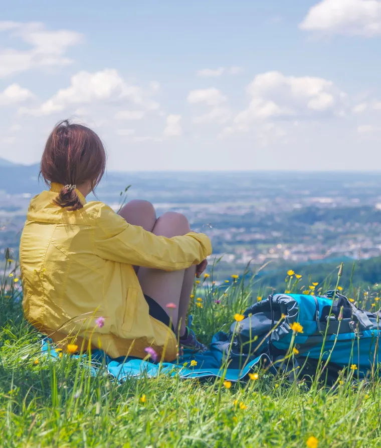 Une personne assise regarde l'horizon