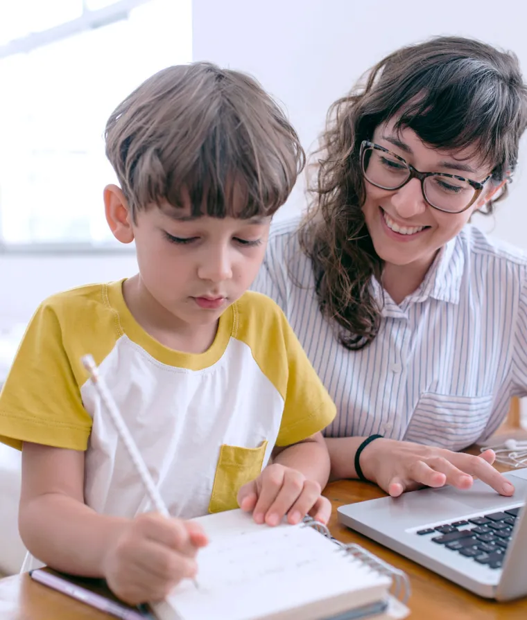 Un enfant et sa mère