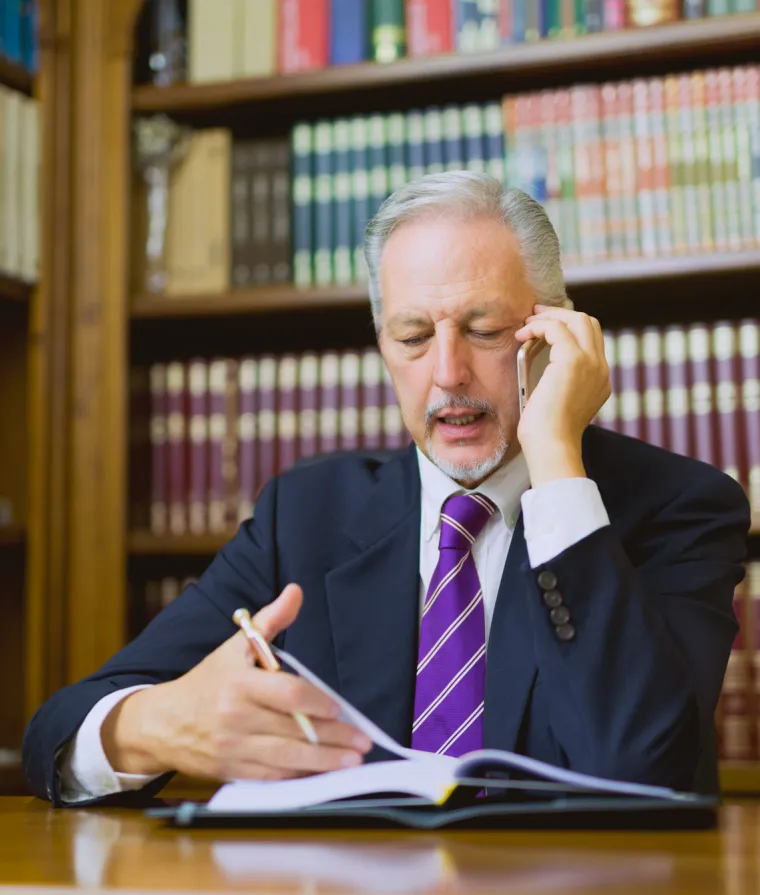 Un homme d'affaires discute au téléphone