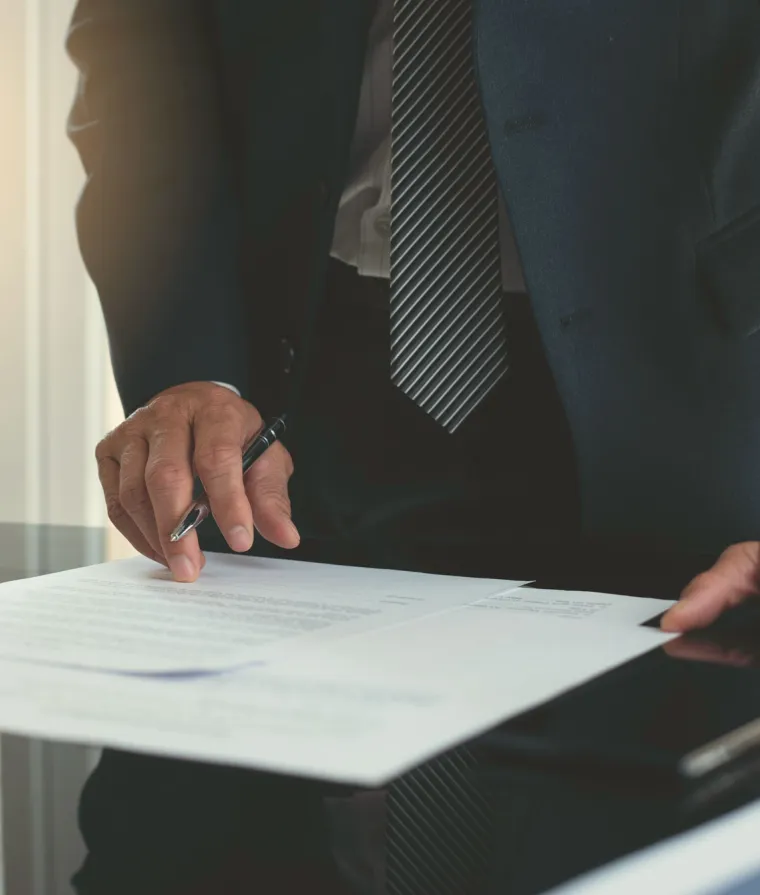 Un homme d'affaires consulte des documents