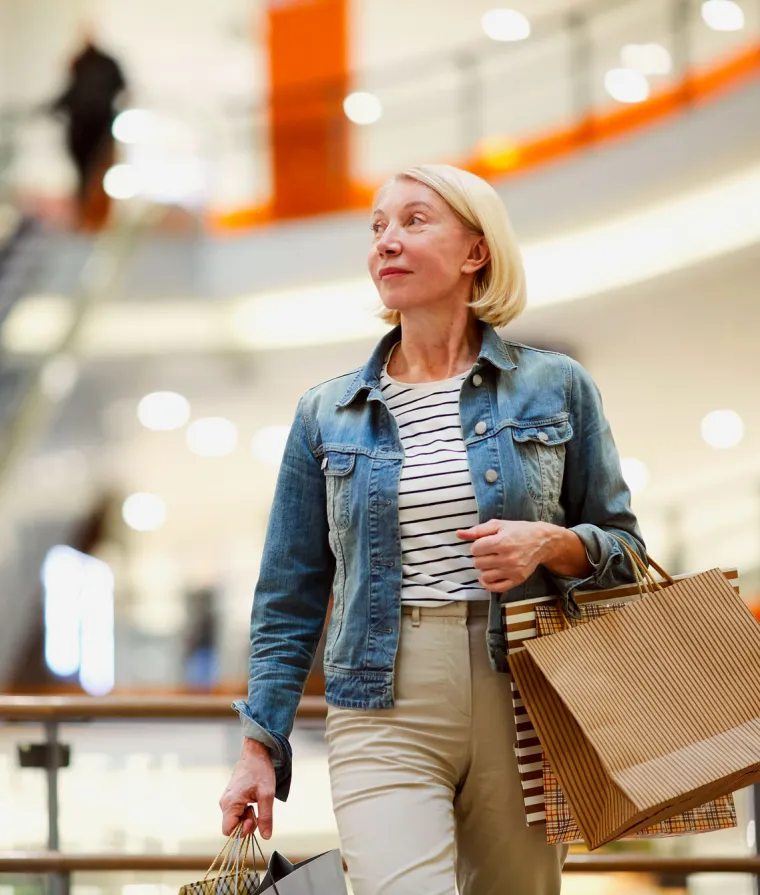 Une femme fait des achats en magasin