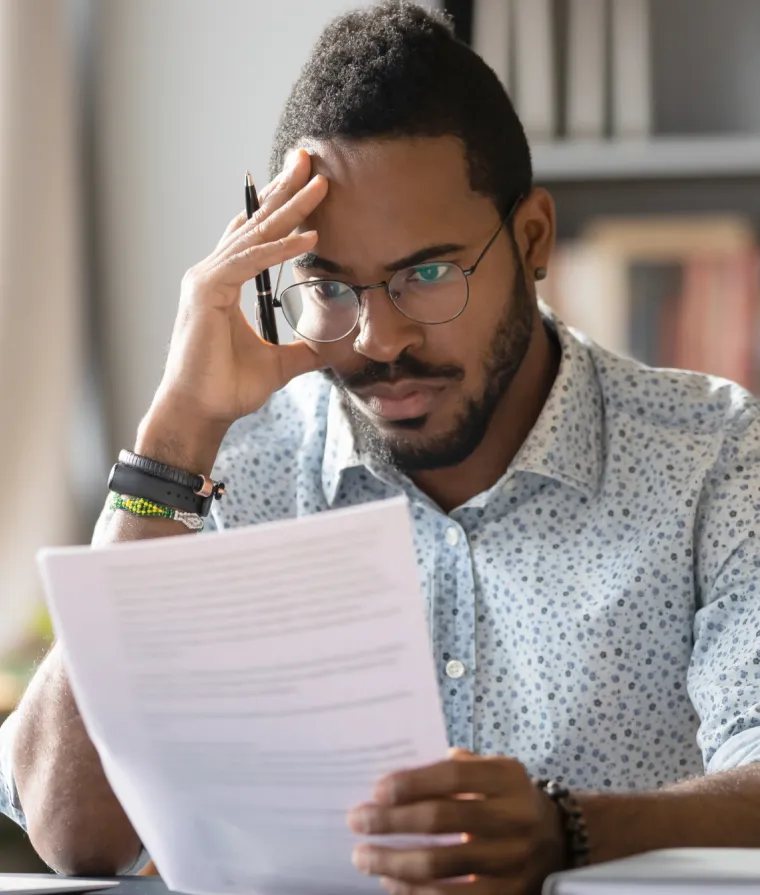 Un homme se casse la tête devient des papiers