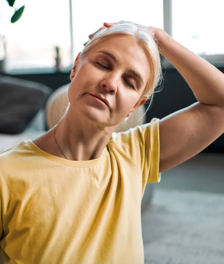 Une femme fait des étirements de cou