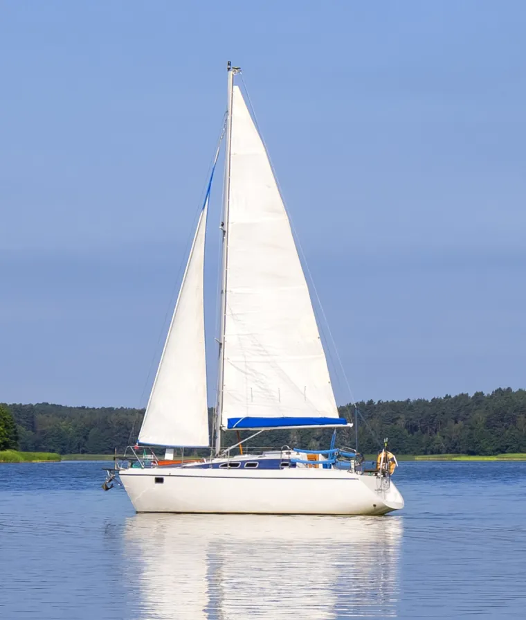 Un voilier sur l'eau