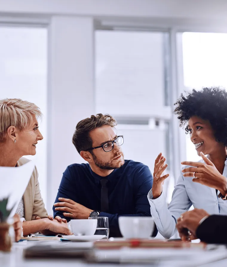 Trois collègues discutent ensemble