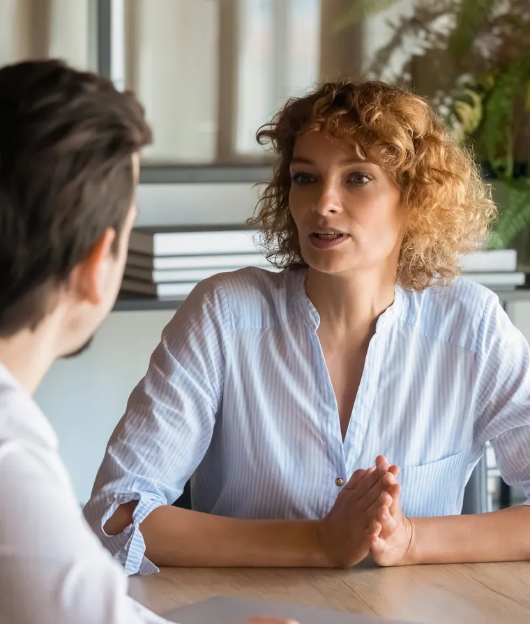 Deux personnes discutent ensemble