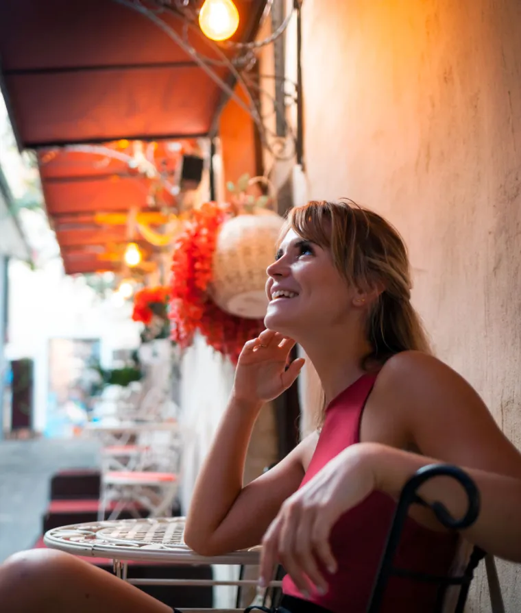 Une femme est assise à une terrasse