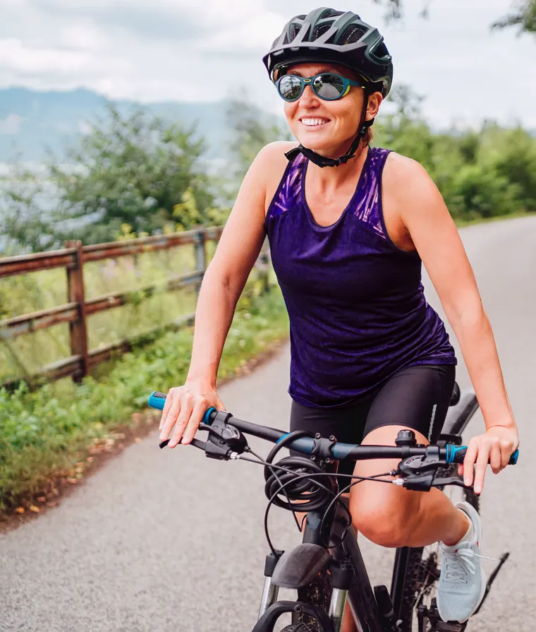 Une personne fait du vélo