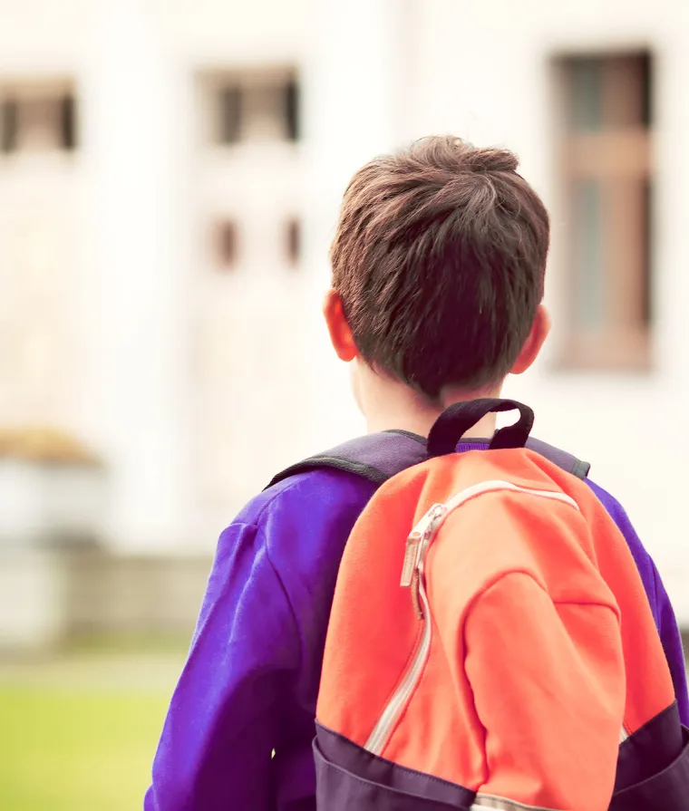 Un enfant avec un sac à dos