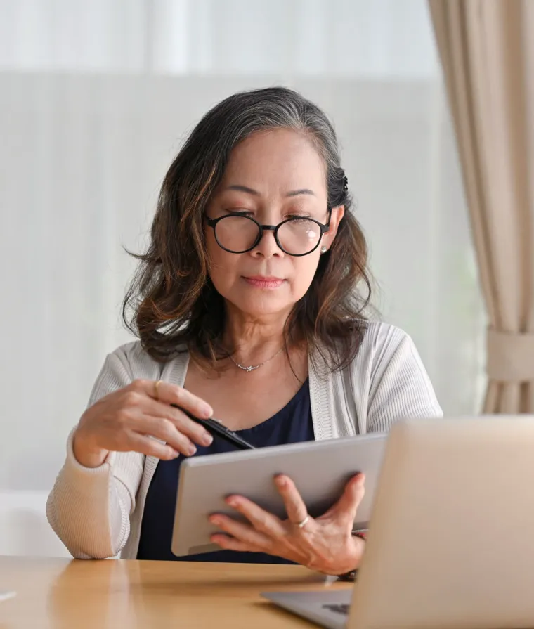 Une femme consulte une tablette électronique
