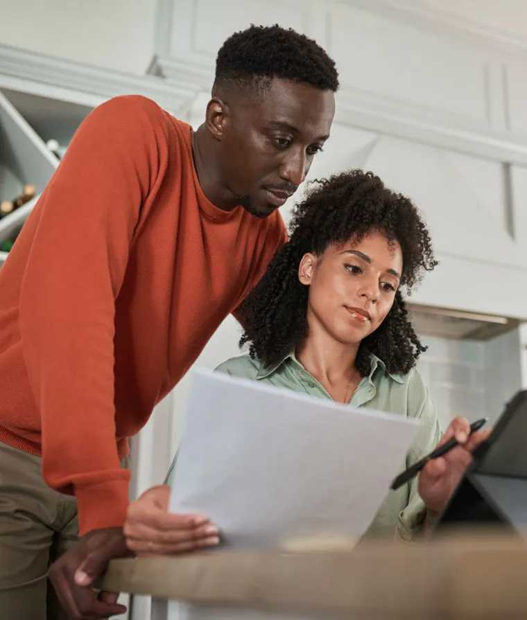 Deux personnes consultent un ordinateur